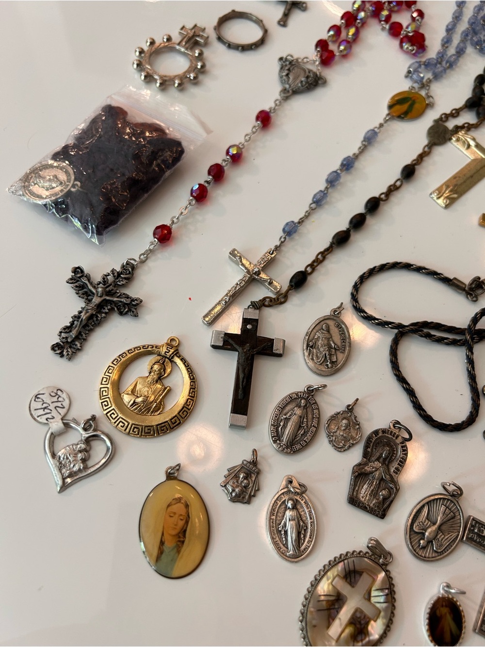 Large lot of religious jewelry rosaries medals cross necklaces - Picture 2 of 8